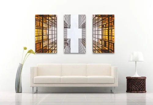 Esquinas de edificios modernos con reflejos de luz en elegantes paredes blancas.