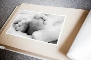 Bebé recién nacido en manos en fotos recuerdos 3d.