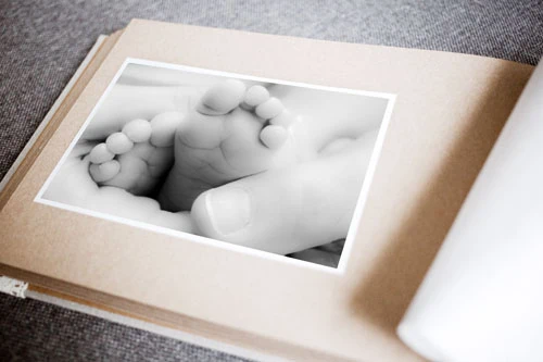 Bebé recién nacido en manos en fotos recuerdos 3d.
