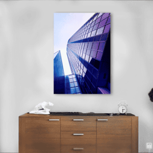 Edificio moderno de cristal azul en fotografía de estilo urbano.