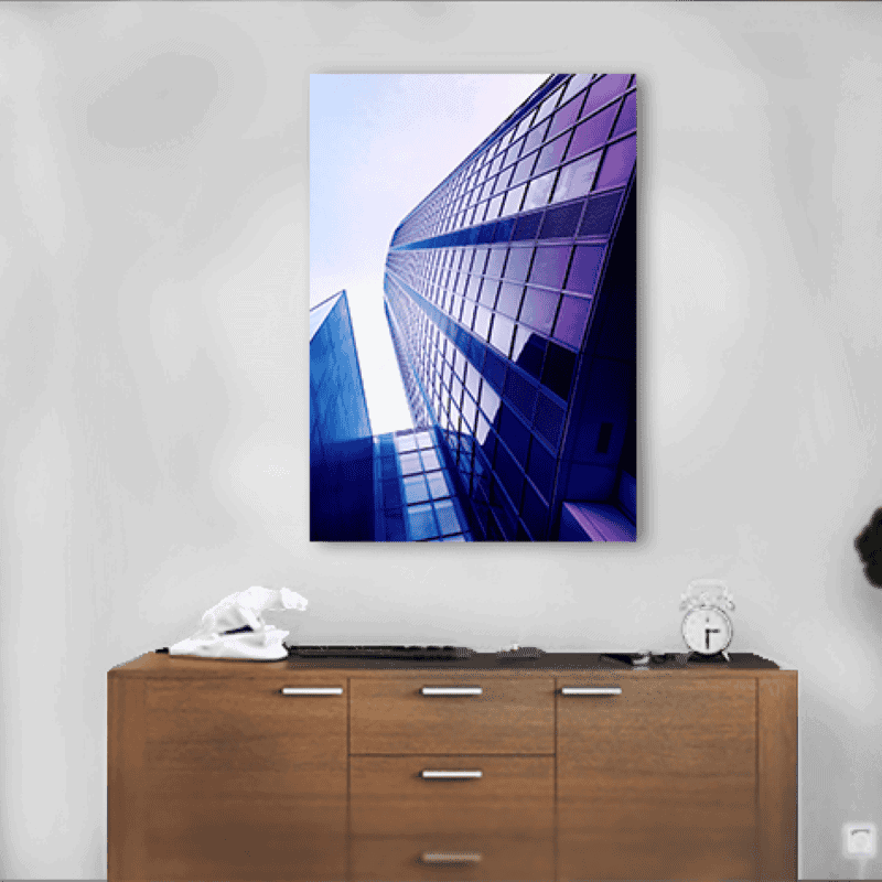Edificio moderno de cristal azul en fotografía de estilo urbano.