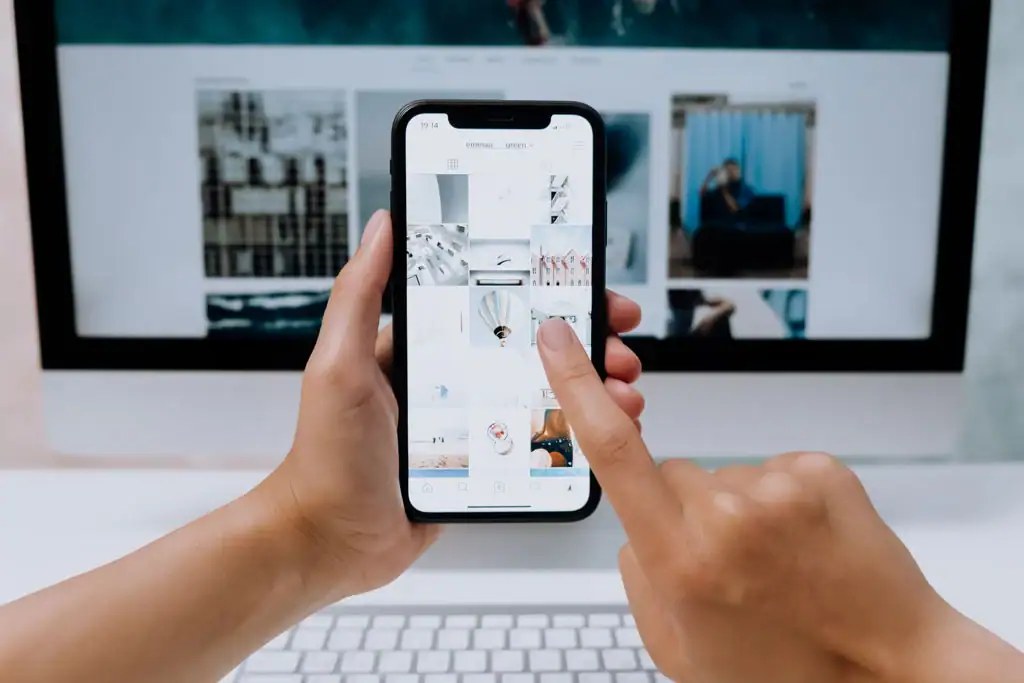 Imágenes de recuerdos y fotos personales en dispositivos digitales para compartir y guardar.