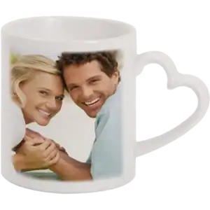 1. Taza personalizada con foto de pareja feliz y fondo blanco, ideal para recuerdos especiales.