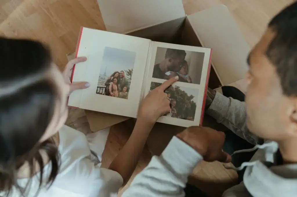 Recuerdos familiares en álbum fotográfico, momentos emotivos y especiales con seres queridos.