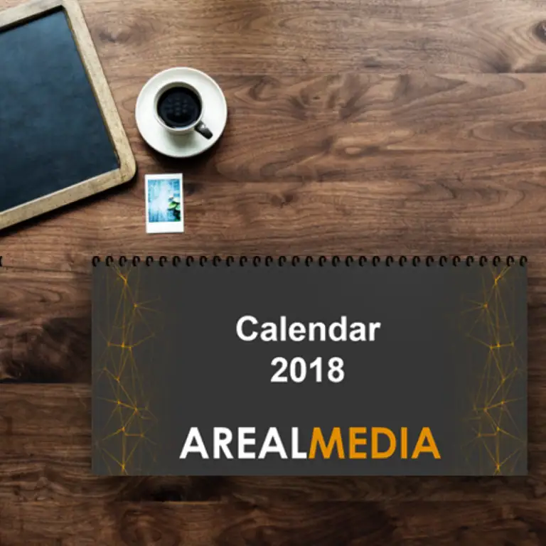 1. Agendas, fotografías y tazas en un escritorio de madera para recuerdos y organización.